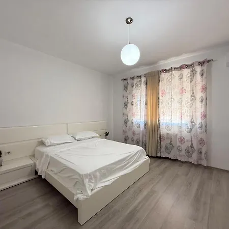 Flori Center Apartmán *