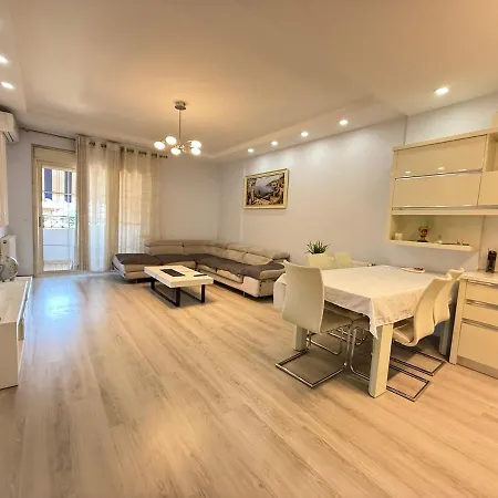 Flori Center Apartmán *